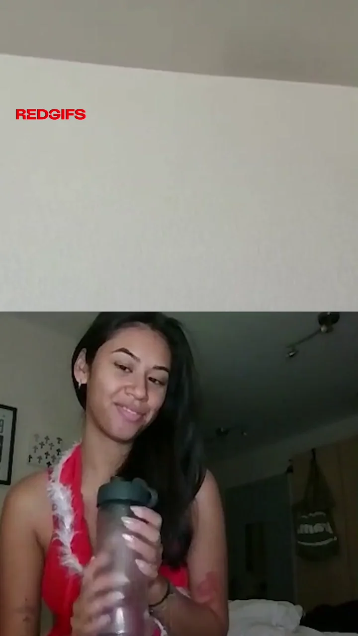 Petite Babe Catches His Thick Cumshot 😈💦