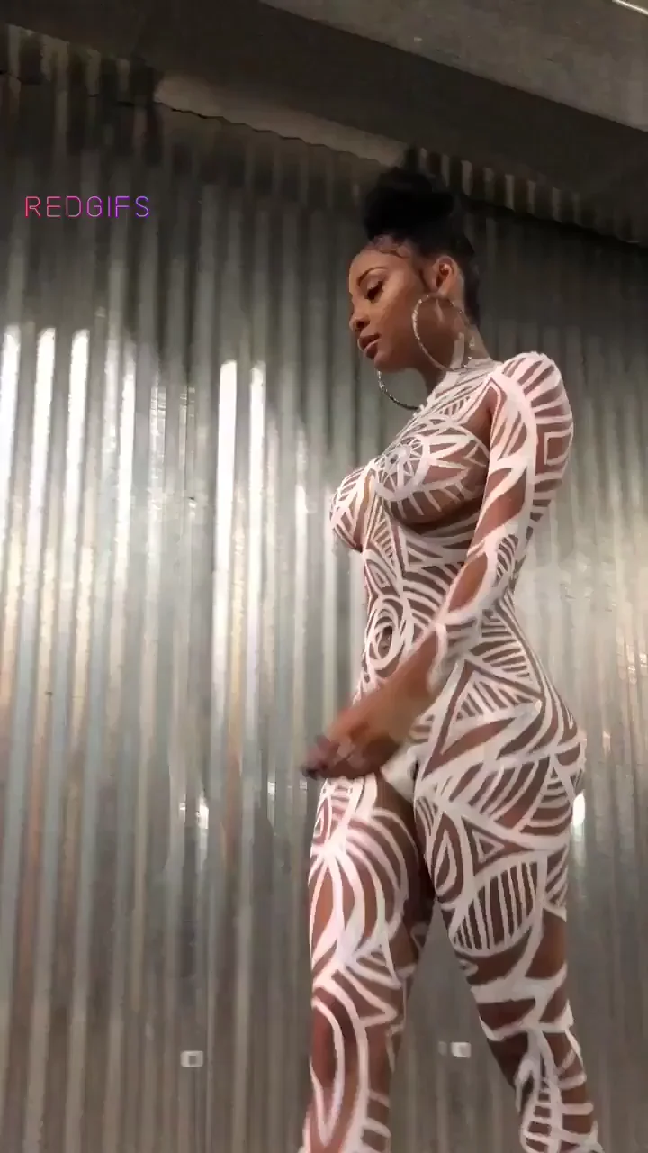 Thick Ebony Babe Twerkin' Her Massive Ass in Body Paint