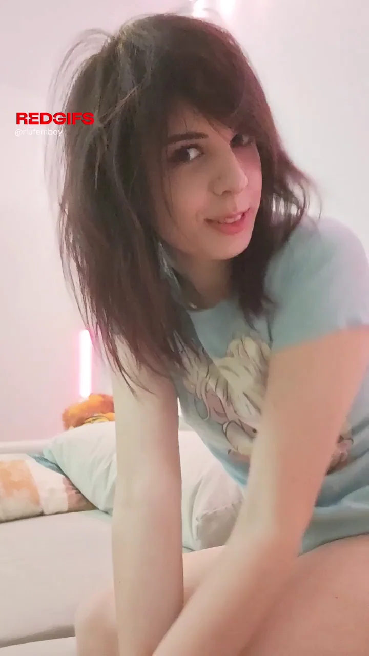 Cute Trap Teases: 'Mind If I Show Off My Juicy Ass?'