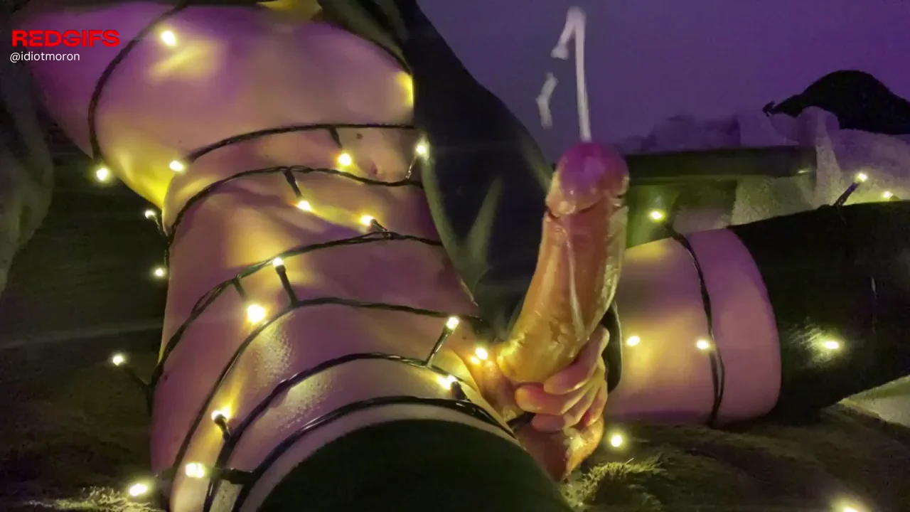 twink trees are the best, especially when you invite all your friends over to watch it squirm >:3