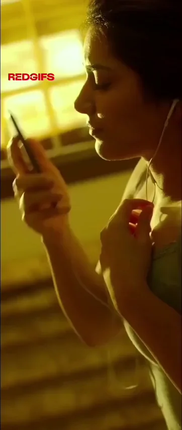 Raashi Khanna's Juicy Cleavage Tease 🍒📱