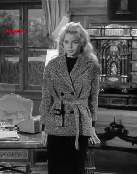 Brigitte Bardot goes commando (1960)