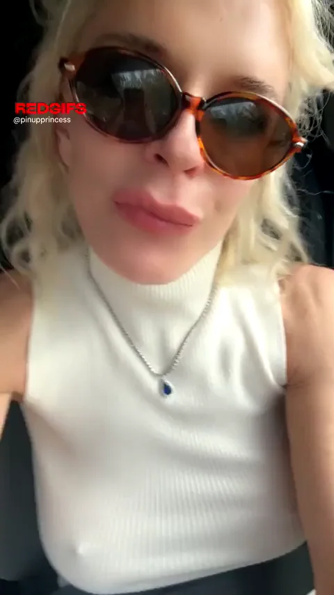 Awkwardly Adorable MILF Teasing Her Juicy Pussy 😘🔥