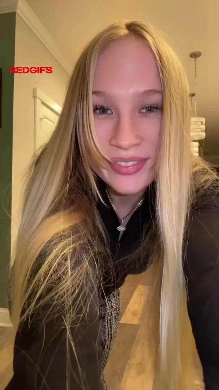 Blonde Baddie Shakin' That Fat Ass in Flare Pants 🍑🔥