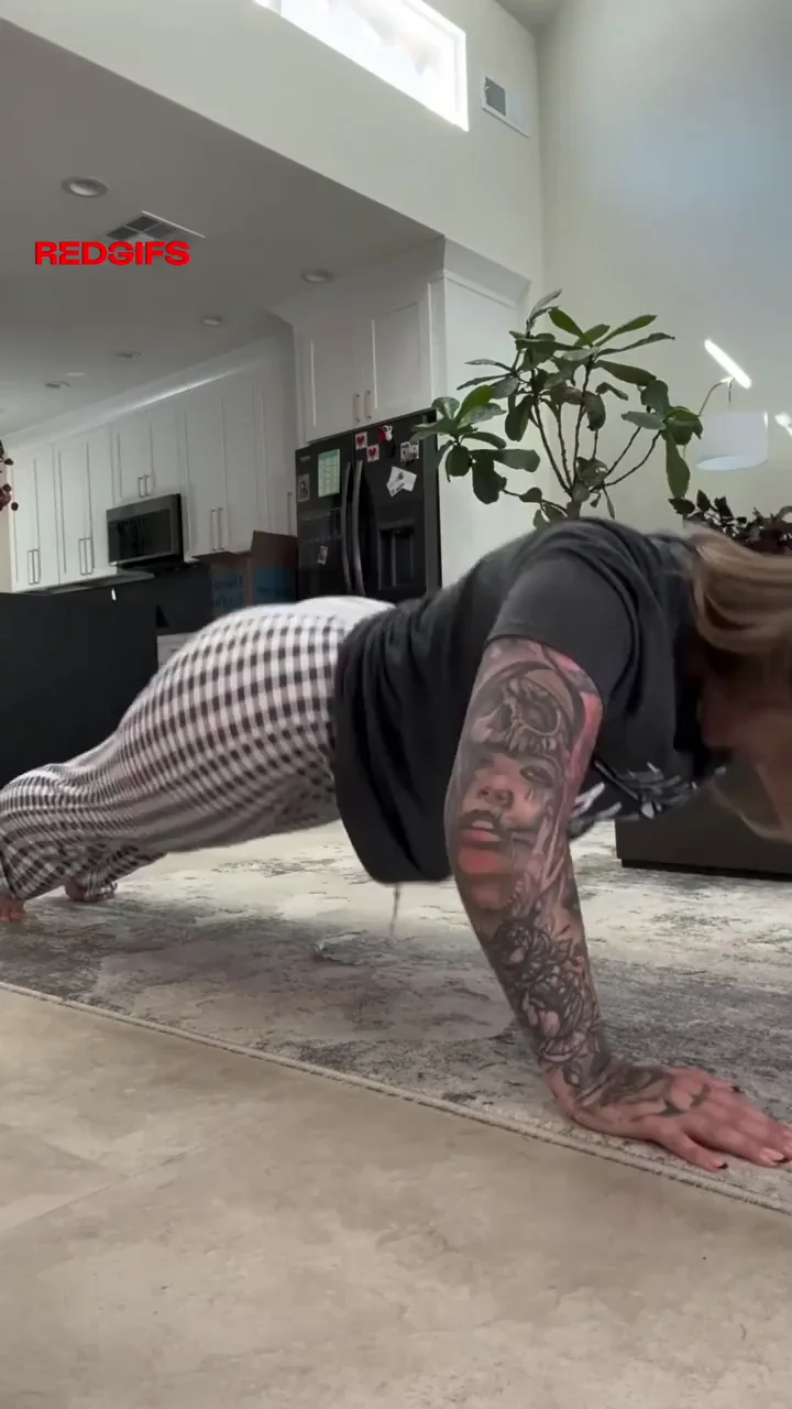 Thick PAWG Babe's Phat Ass Shaking in Flare Pants 🥵🍑