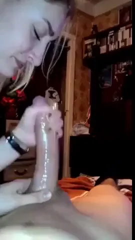 Blonde Swordswallower's Insane Deepthroat Skills 💦🍆