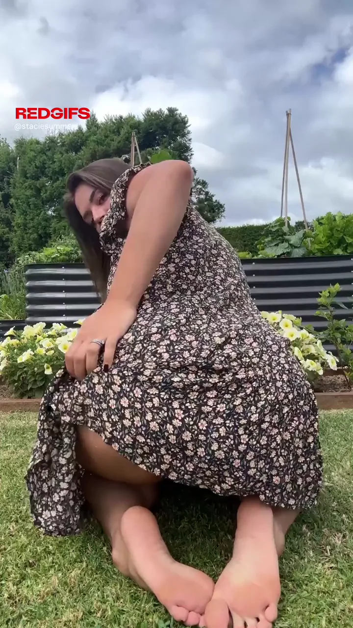MILF Needs a Hand Gardening Her Juicy Soles and Big Booty 🌼