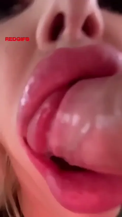 💦 Blasting Cum on Bimbo's Juicy Fat Lips 😘