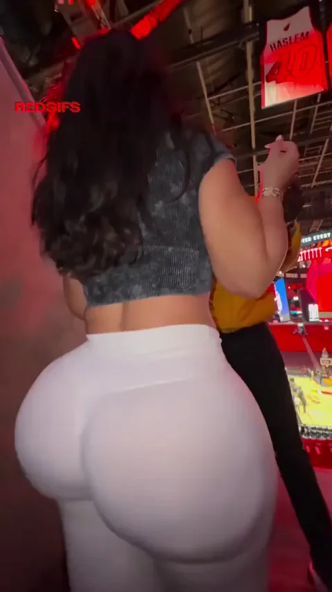 Latina Baddie with Bolted-On Booty Nearly Breaks Dude's Back 😩🍑