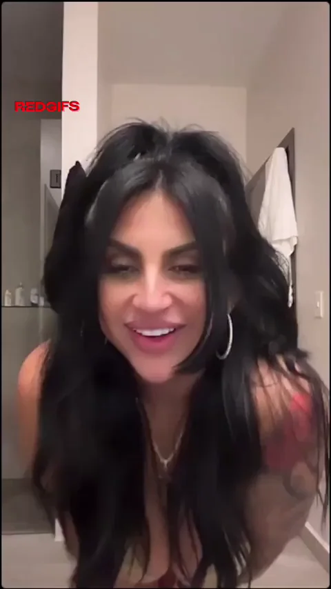 you will NOT believe when she turns around. God damn Latinas too sexy