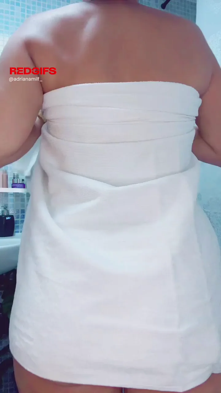 40s Latina MILF's Banging Bath Towel Tease 🍑💦 Would You Fuck?