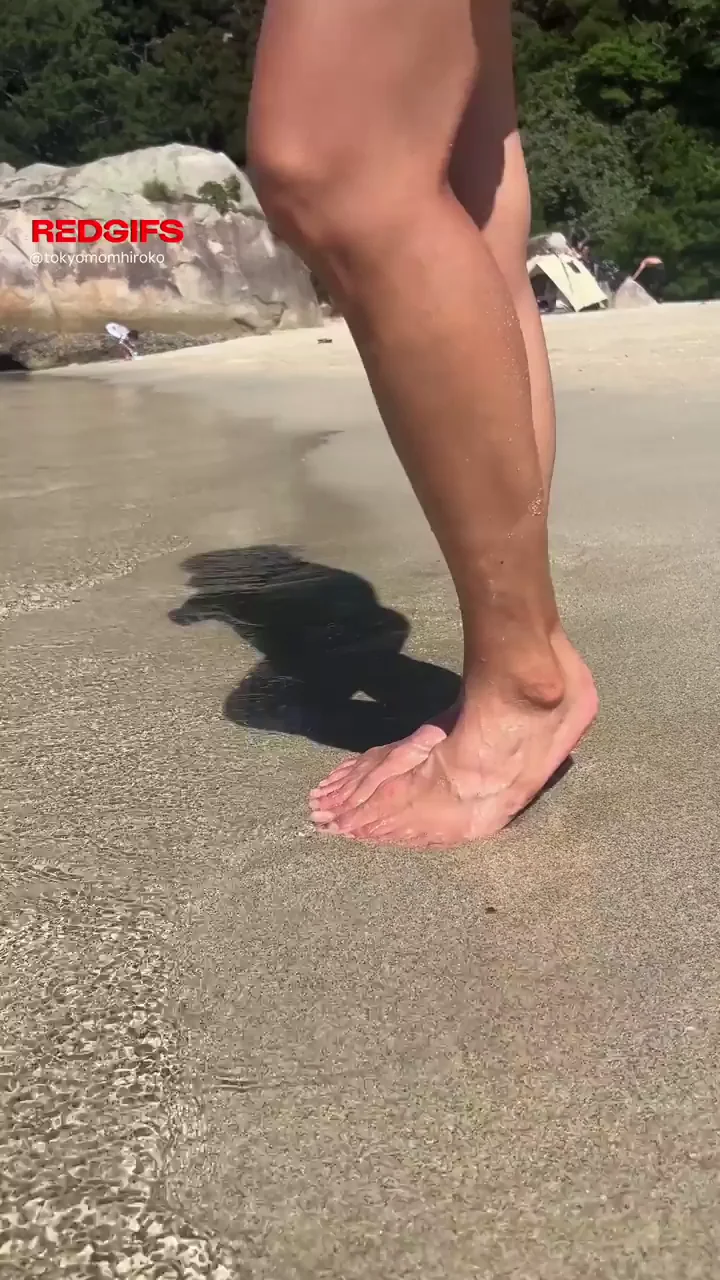 Japanese MILF Mommy Teases with Her Sexy Beach Legs and Ass