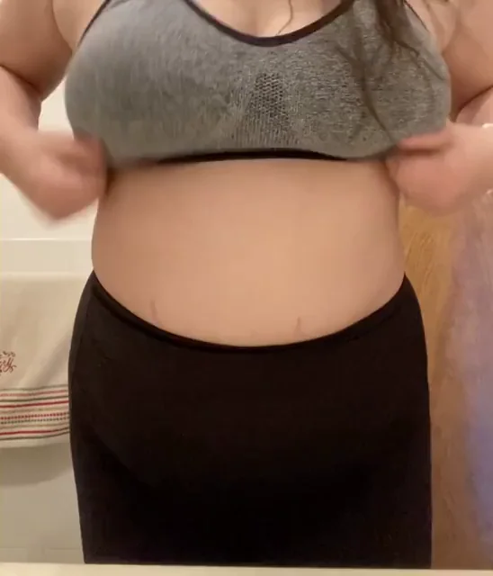 Curvy Babe's Massive Titty Drop Tease