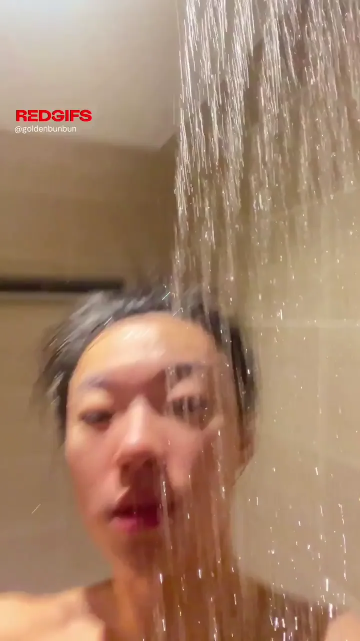 Too hot to stay in focus 🚿♨️