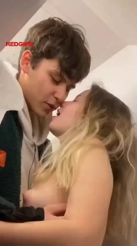 Teens in airplane bathroom. Anyone has the full video?