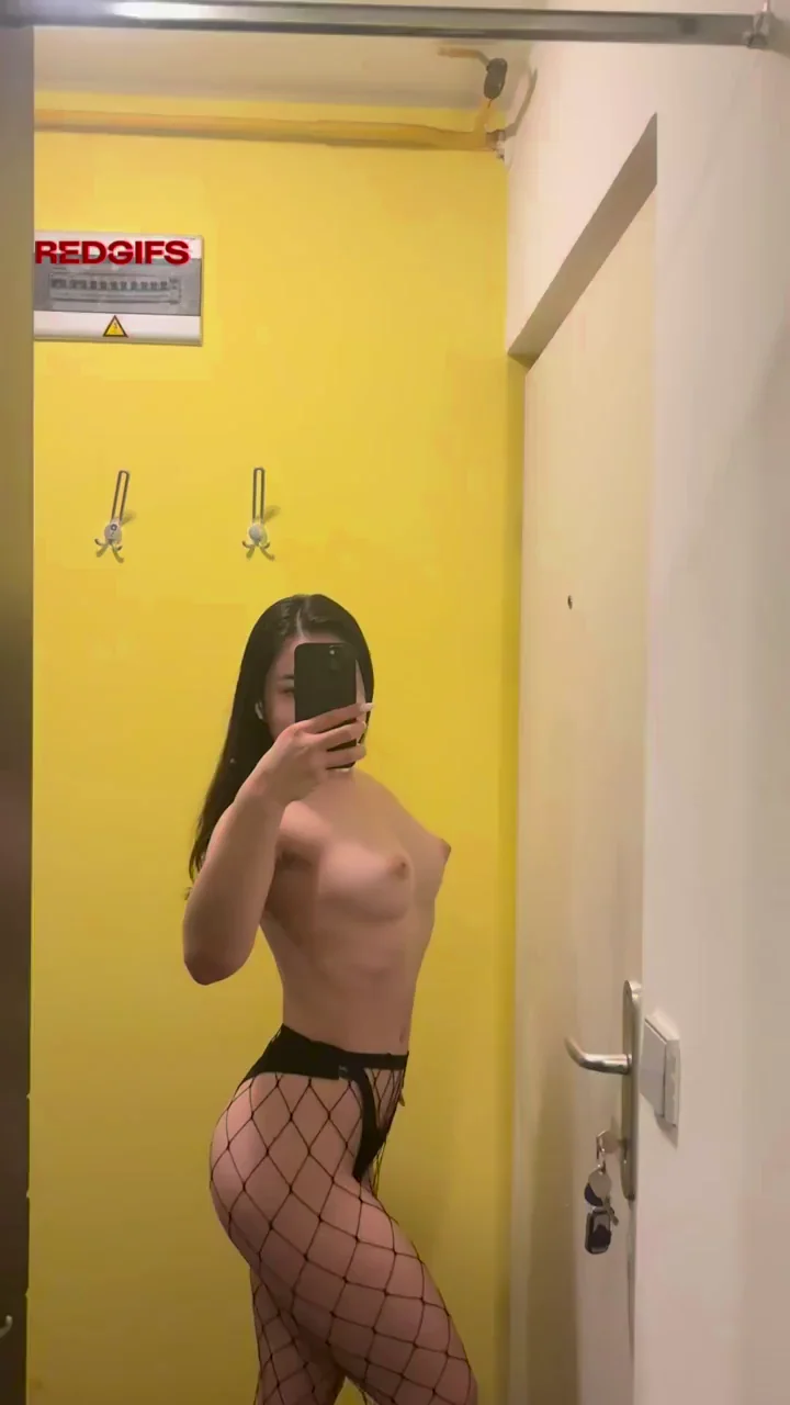 Tiny Tits Massive Booty Teen Slut Tease 💦🍑