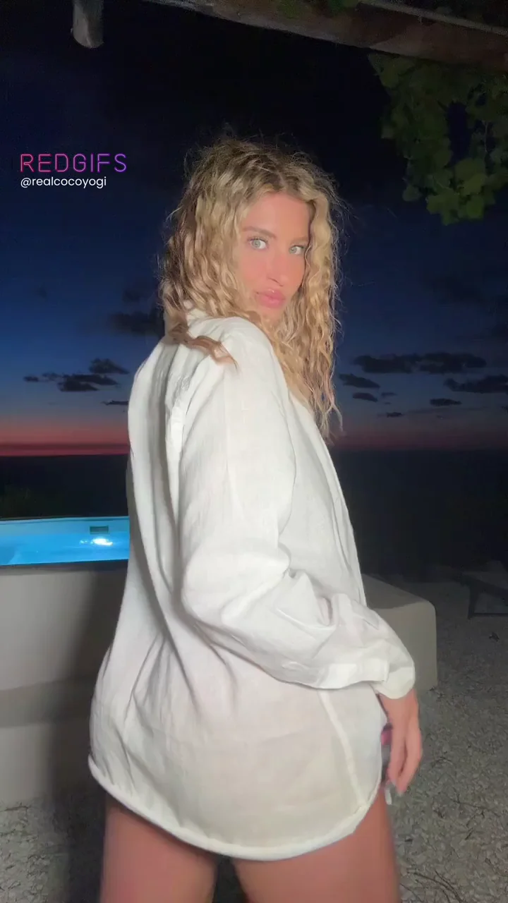 Blonde Teen Slut Throws Back Her Juicy Ass in Oversized Tee