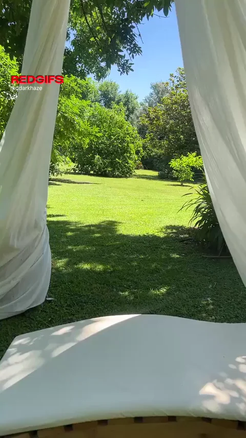 🍑 Teen's Juicy Ass Tease for Real Men in Public Paradise 🌳