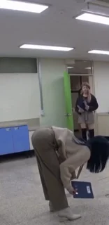 GFriend Umji Bending Over in Tight Pants 🍑💦