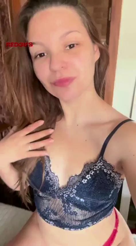 Natural Teen Slut Lifts Her Perky Tits for Roomie 😈🍒💦