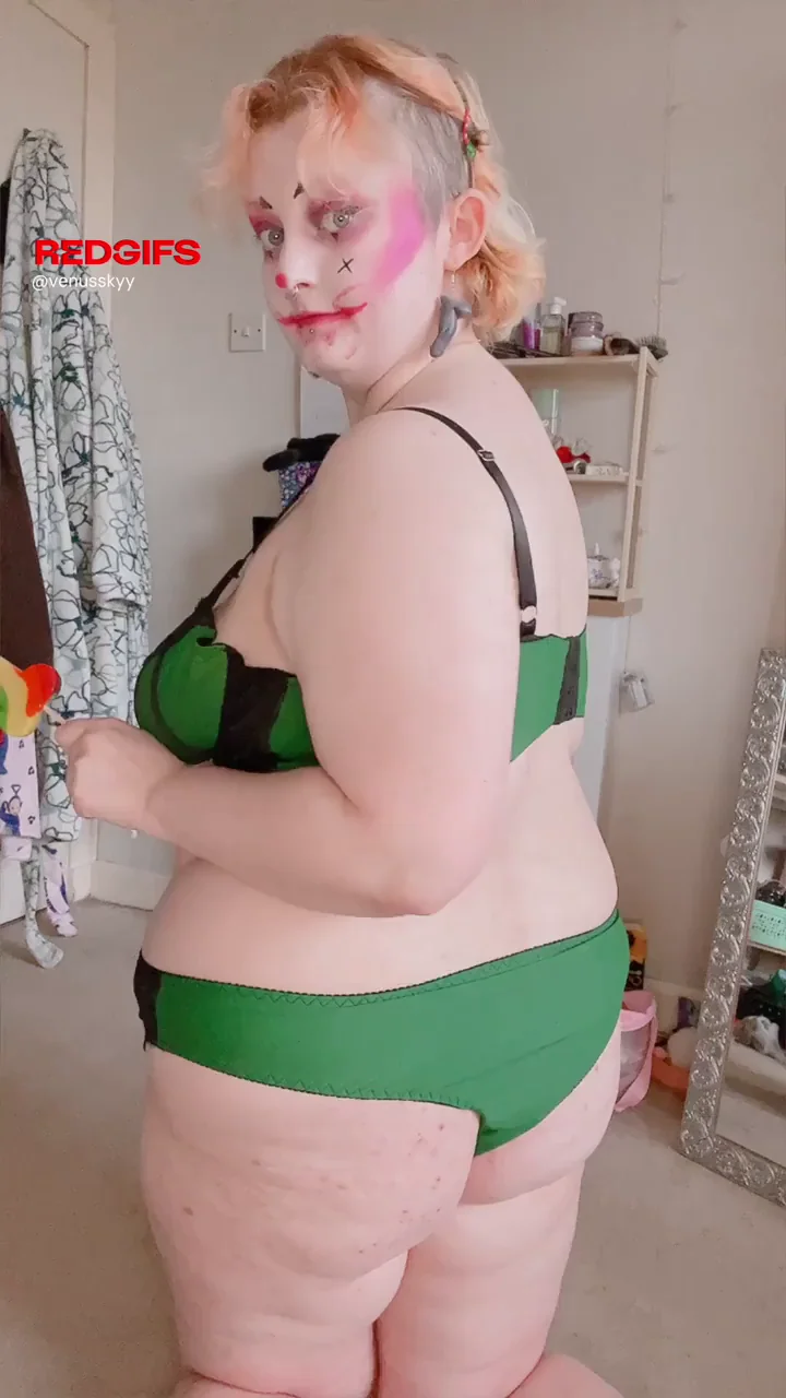 Clown Slut's Natural Habitat: Thick Curves & Freaky Facepaint Tease