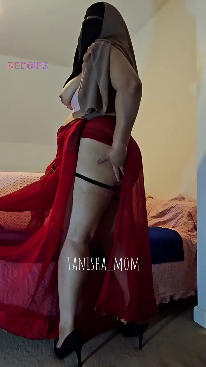Thick Hijabi MILF Teases Her Juicy Ass 😈🍑