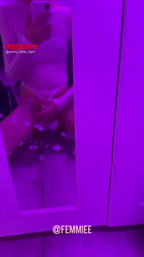 Who will lick the mirror?