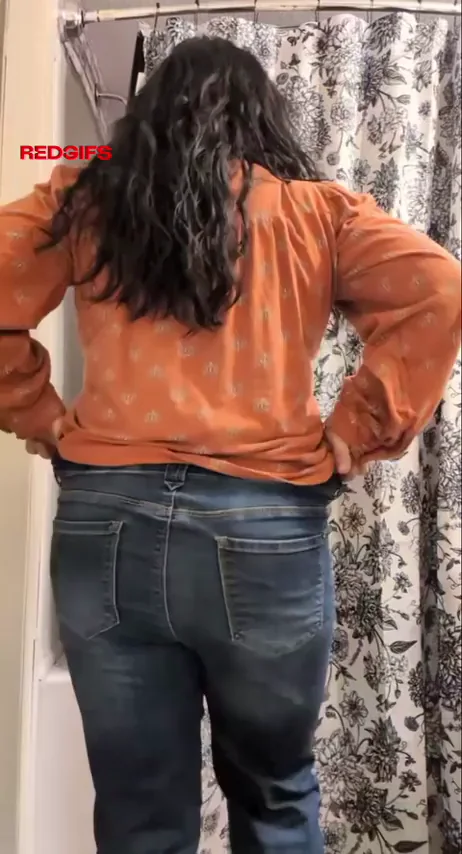 🔥 40+ MILF Slips Butt Plug In Her Juicy Ass for Work All Day 😈🍑