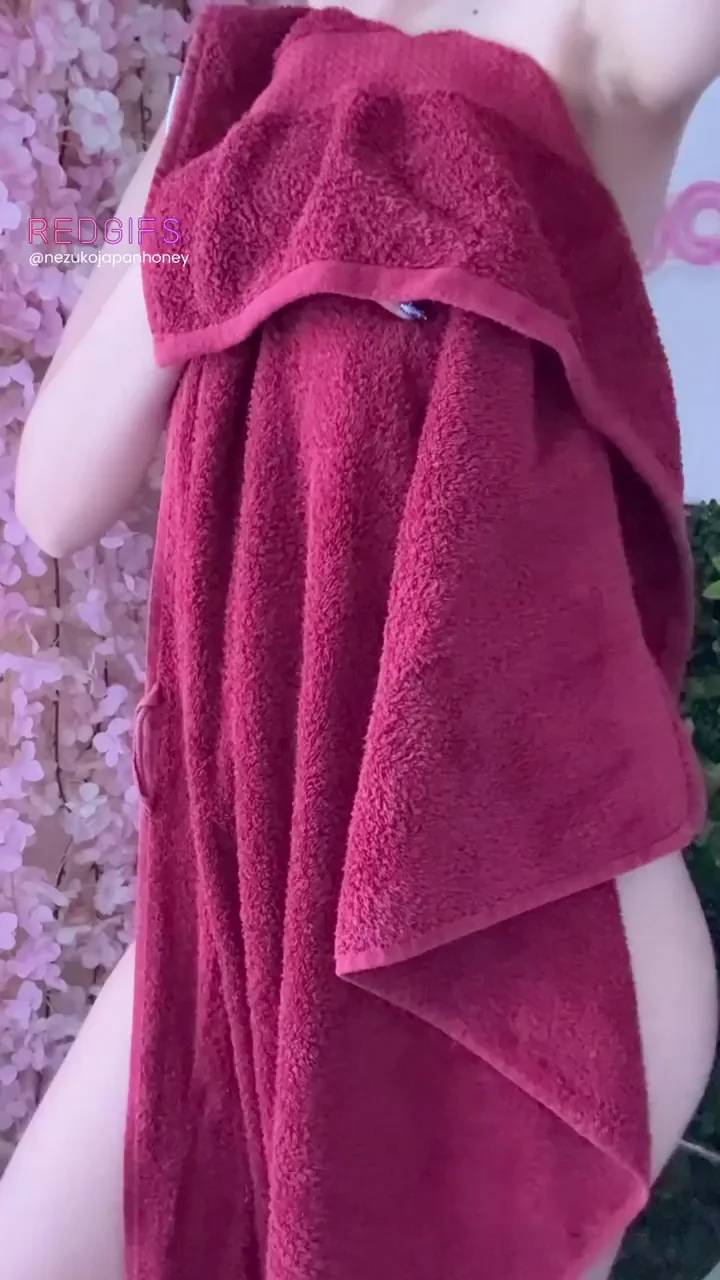 Adorable Asian Teen Teases Towel Drop 😍💦