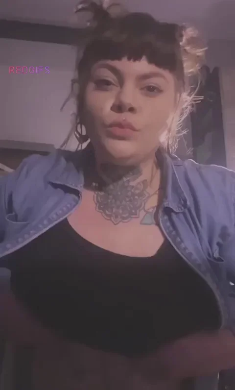 love sneaking away to show you my tits