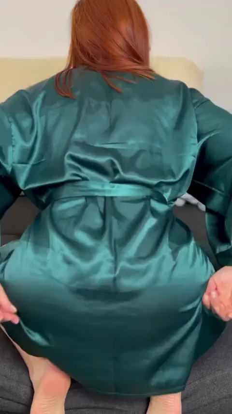 🔥 Fiery Redhead MILF Craves Ass Eating in Frogbutt Tease 💚🍑