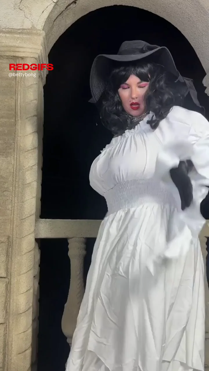 Alcina Dimitrescu has come to show you her most beautiful side, enjoy it and let your feelings run wild after seeing it