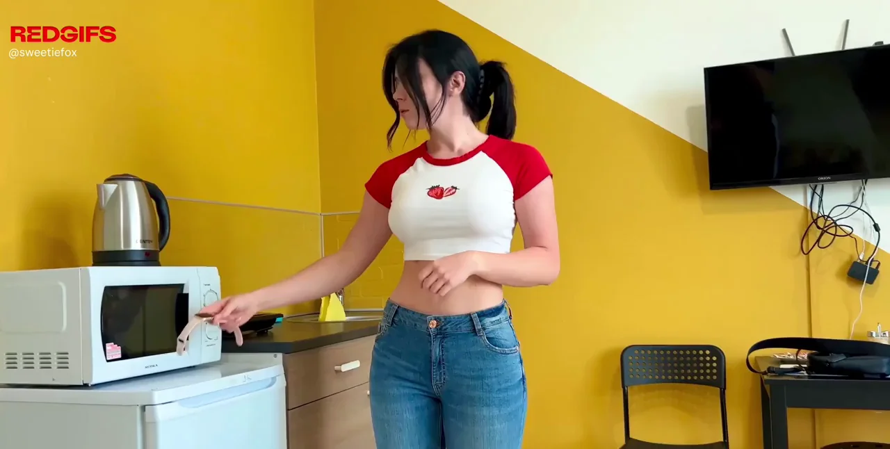 Casual reveal of boobs