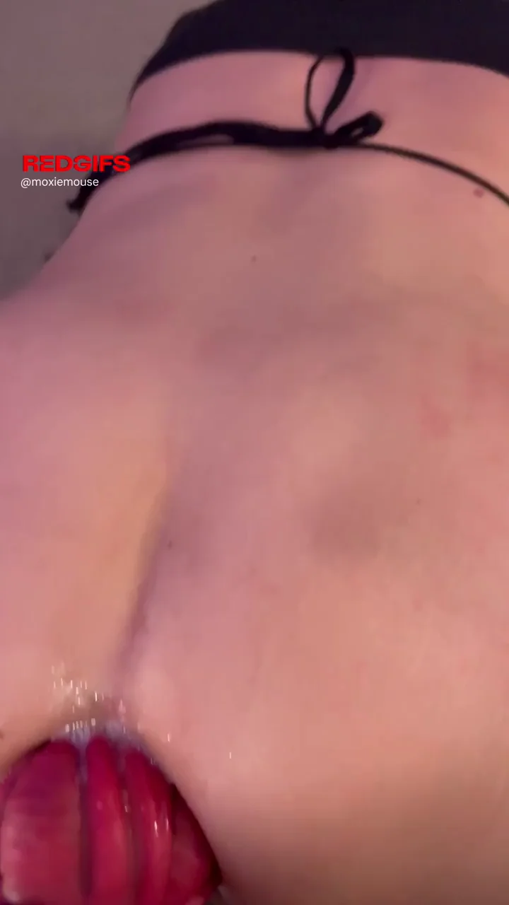 First time using the biggest toys I have yet. Was only able to get one part in. Working my way up to being able to take it all the way in 💋. Moxie 🐭 Mouse