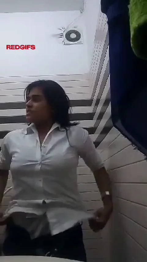 When your boyfriend throws a dare and you’re at workplace…