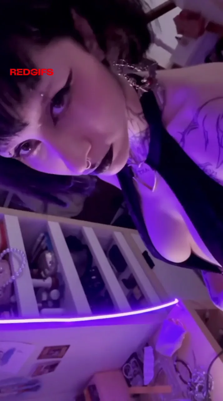 Obedient goth slut wants an ass eater