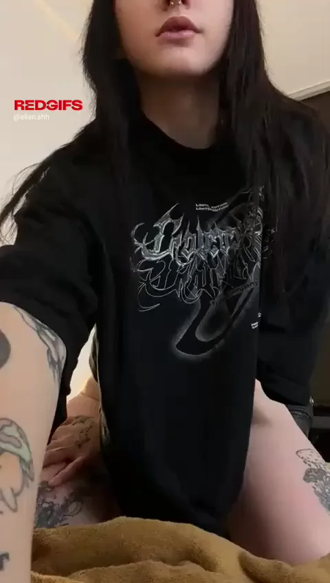 Oversized Tee Tease: Goth Egirl's Juicy Tits & Pussy Reveal 😈💦