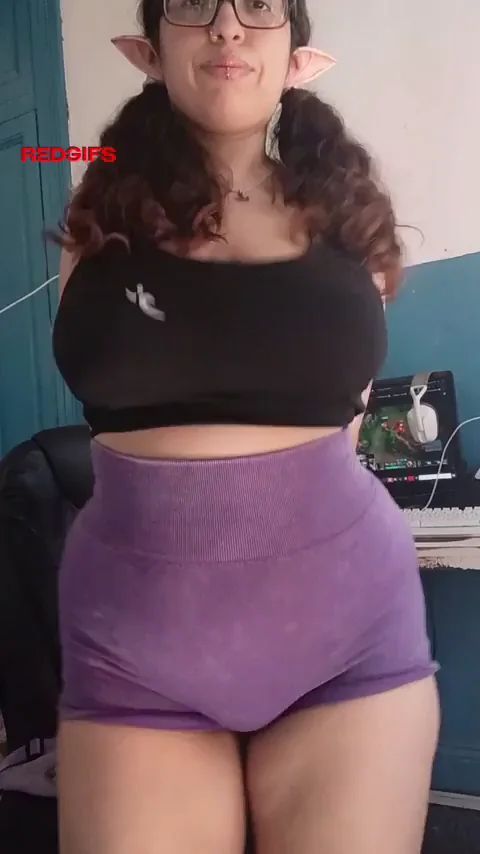 Watching how my elven curves move before the workout