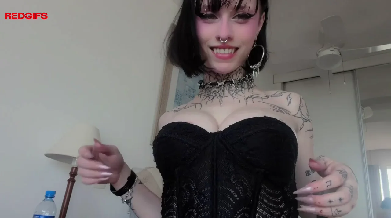 Gentle Titty Drop: Amateur Goth Babe's Massive Mams Spill Out!