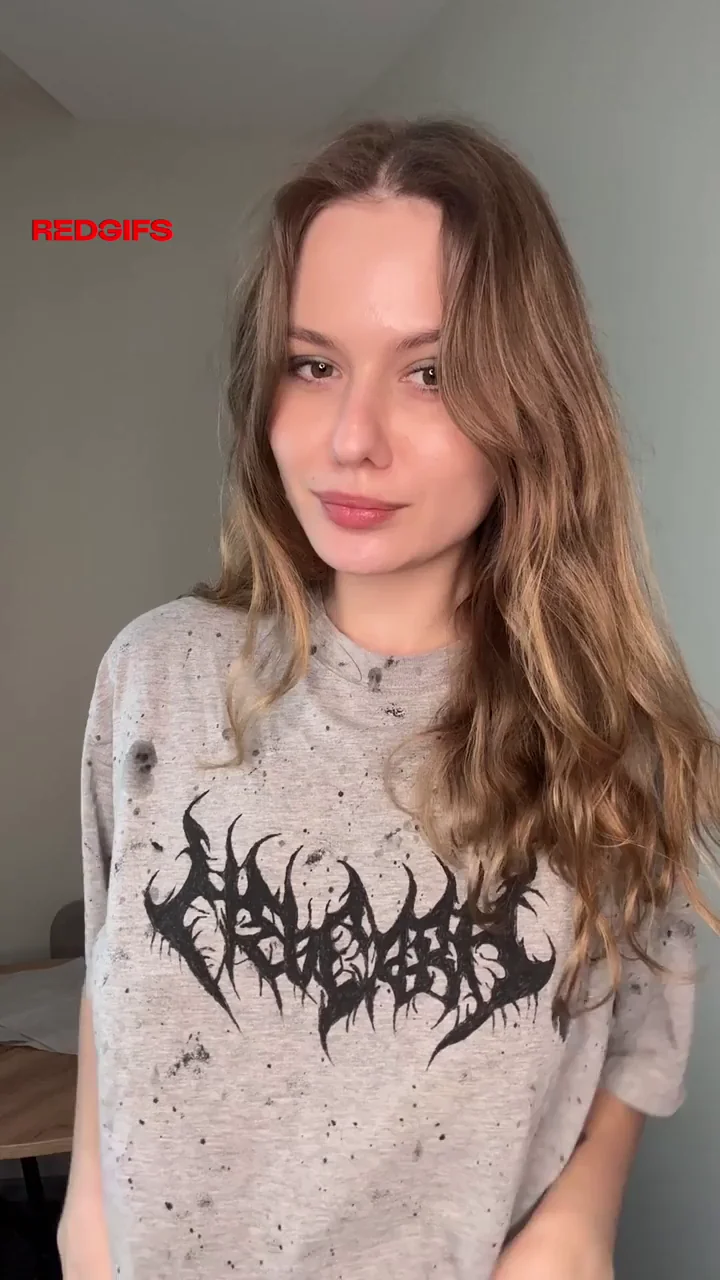 Reveal my small breasts to seduce you