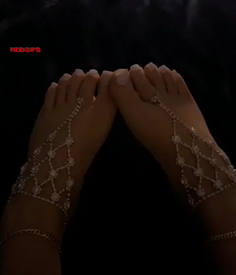 Femboy footjob anyone?🥰🥰