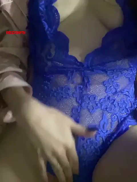Masturbateing while I go through my messages 🤤