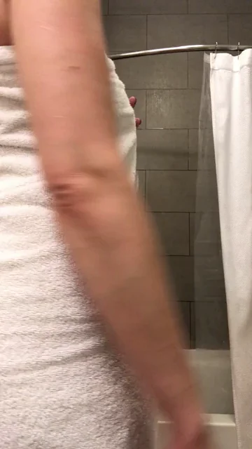 🍑 Thick PAWG Slut Clapping That Juicy Ass in the Shower 🚿💦