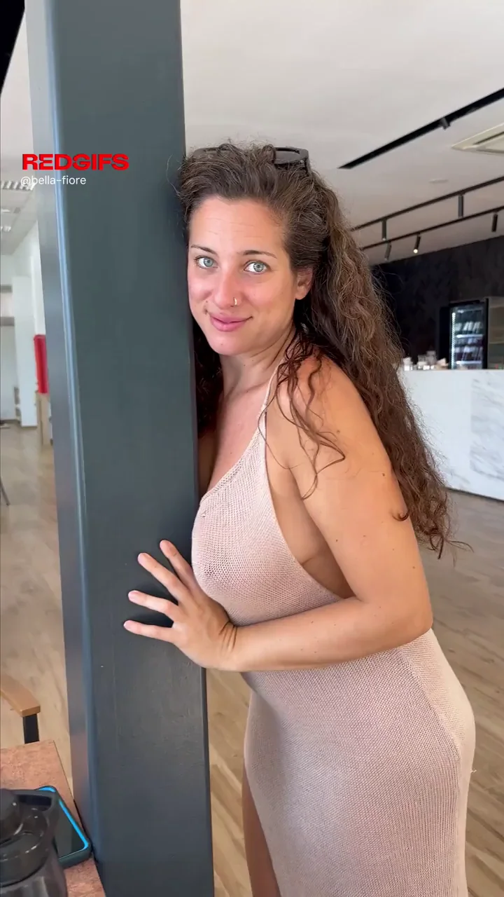 Curvy Amateur Slut Strips Buck Naked in Busy Restaurant