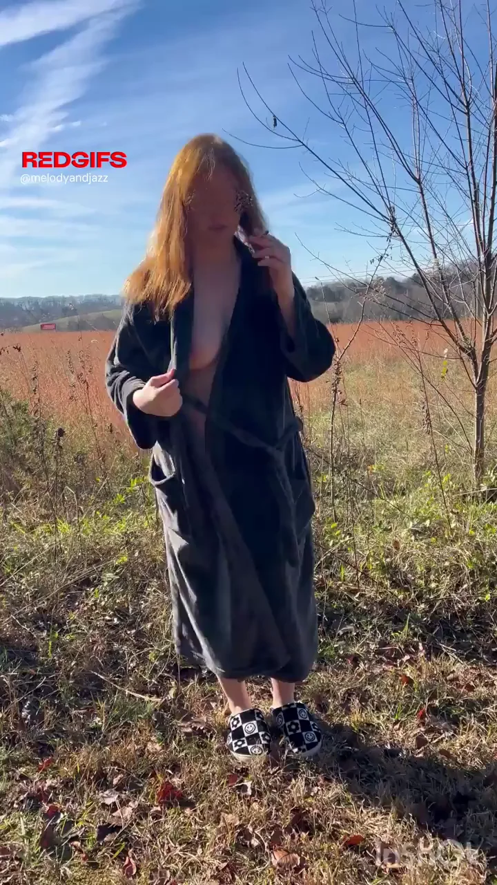 Perfect Curvy Slut Shows Off Tits & Pussy in Public Field 🔥🍑