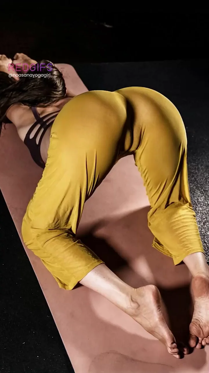 🍑 Best Backside Yoga View: Big Tits & Juicy Ass Tease 🔥