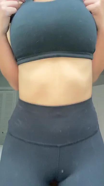 💦 Busty Babe Strips Off Her Sports Bra - Massive Tits Tease! 🥵