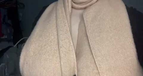Do you like my new scarf?? ???