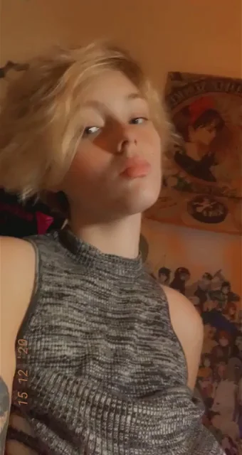 Short-Haired Slut Flashes Her Perky Tits 😏🍒