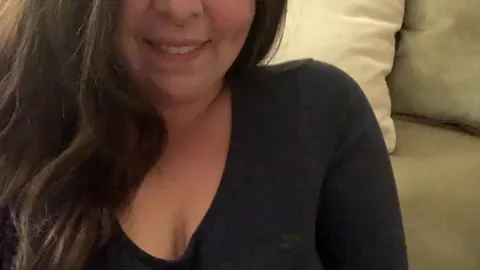 Chubby Reddit Newbie's Juicy Titty Flash Tease ??